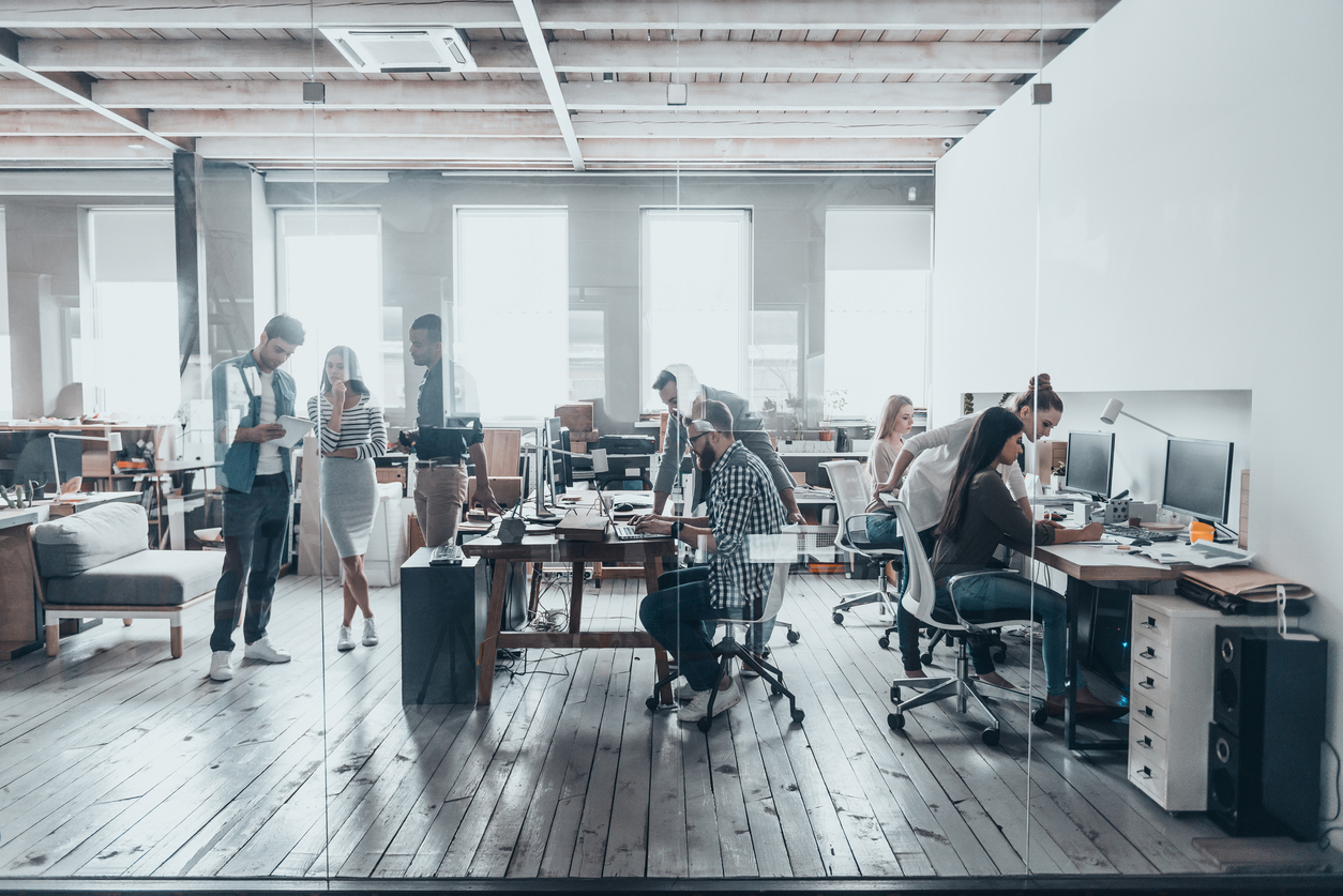 Young-businesspeople-in-modern-o